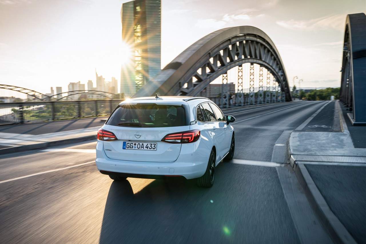 Opel Astra Sports Tourer immagine 2