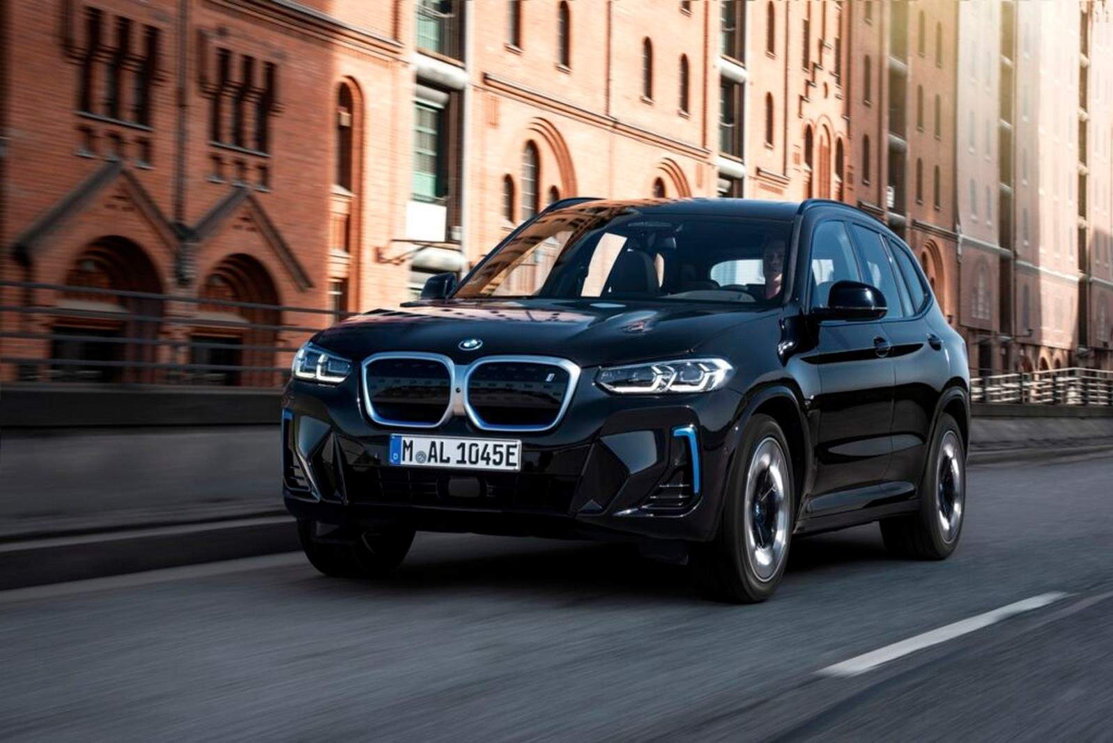 BMW iX3 immagine 1