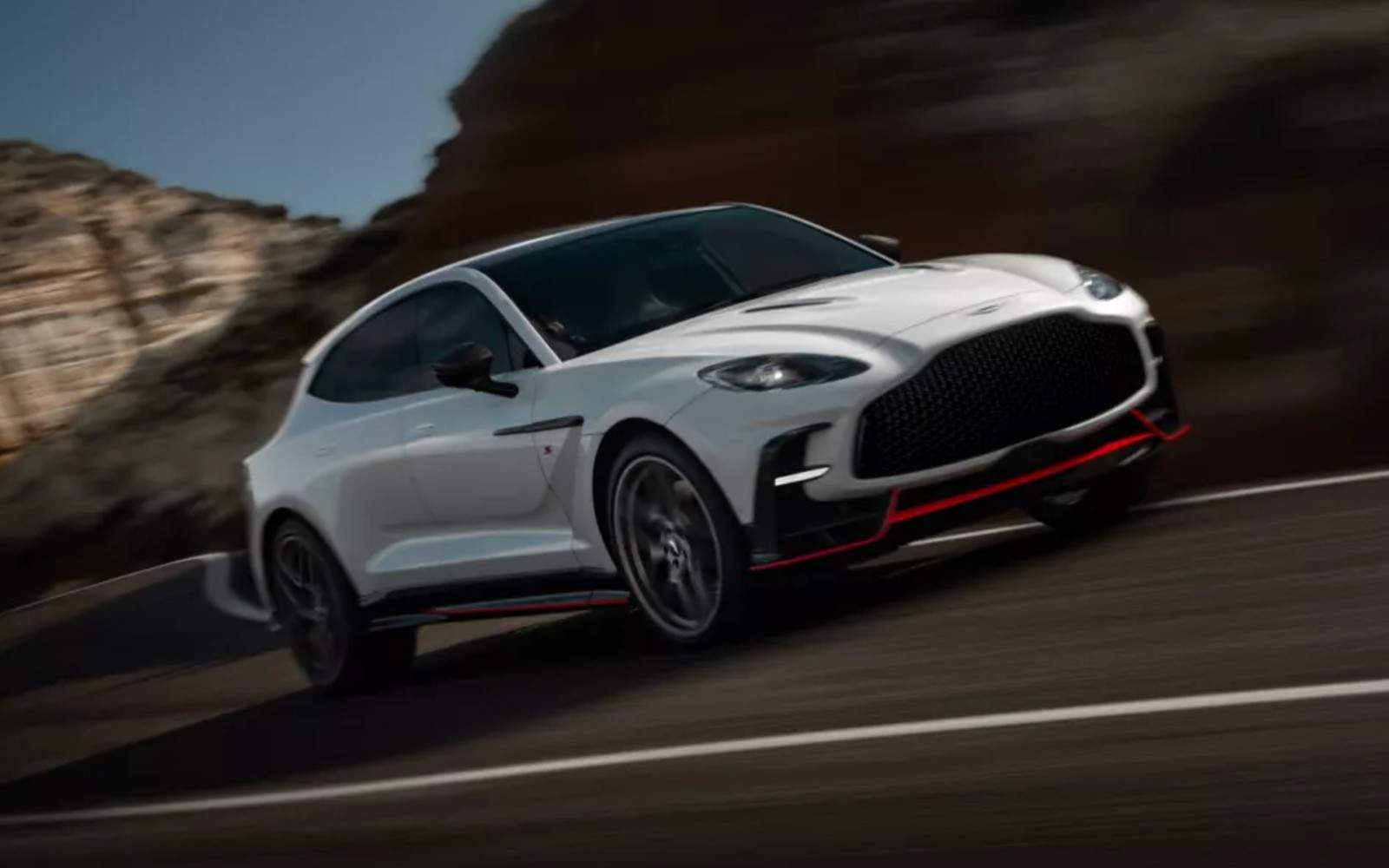 Aston Martin DBX S immagine 1