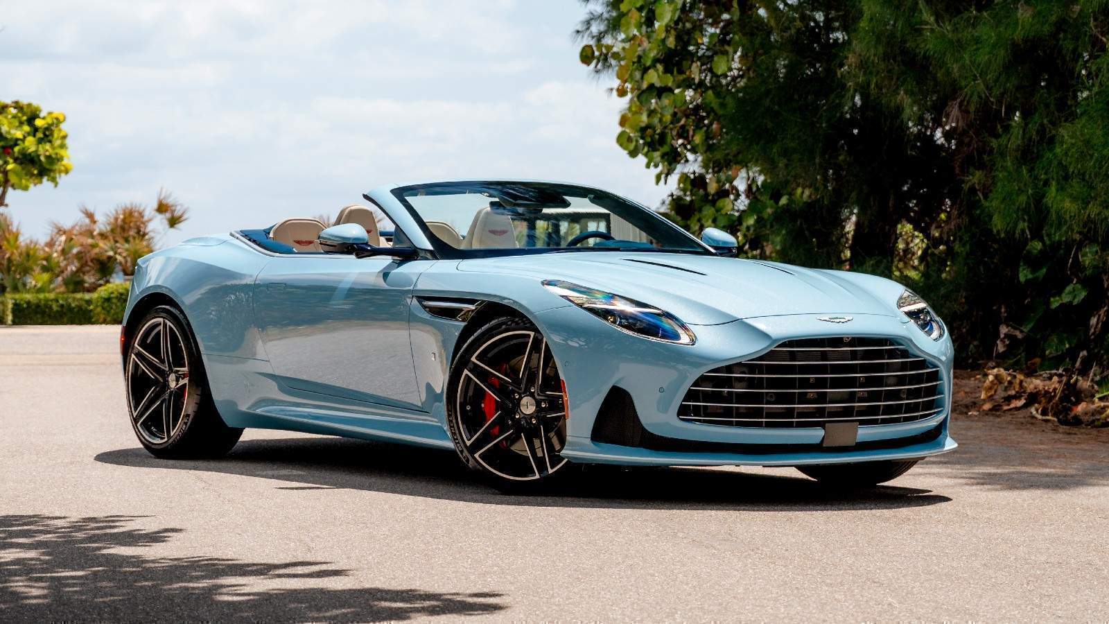 Aston Martin DB12 Volante immagine 1