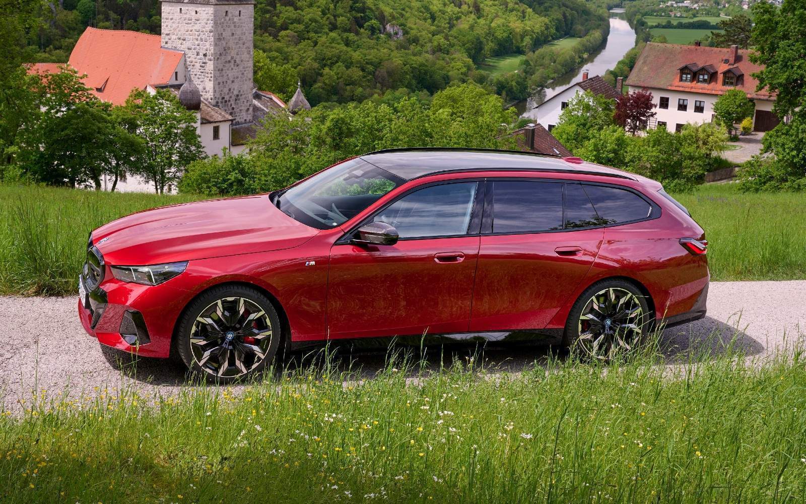 BMW i5 M Touring immagine 1