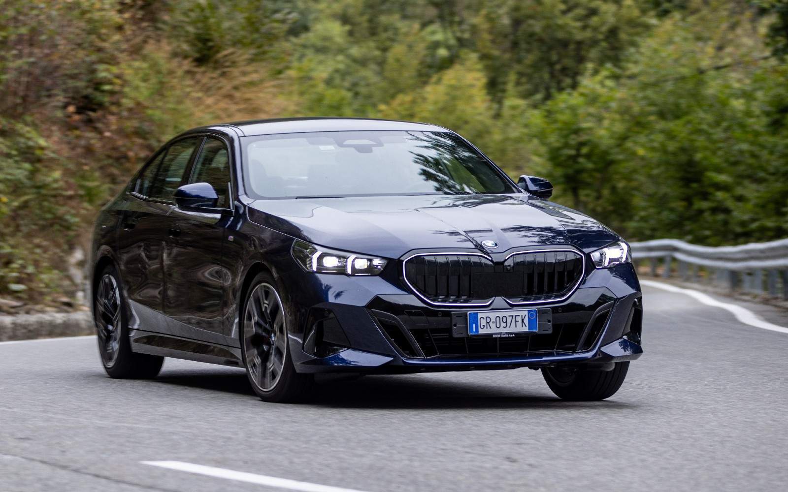 BMW Serie 5 Berlina immagine 1