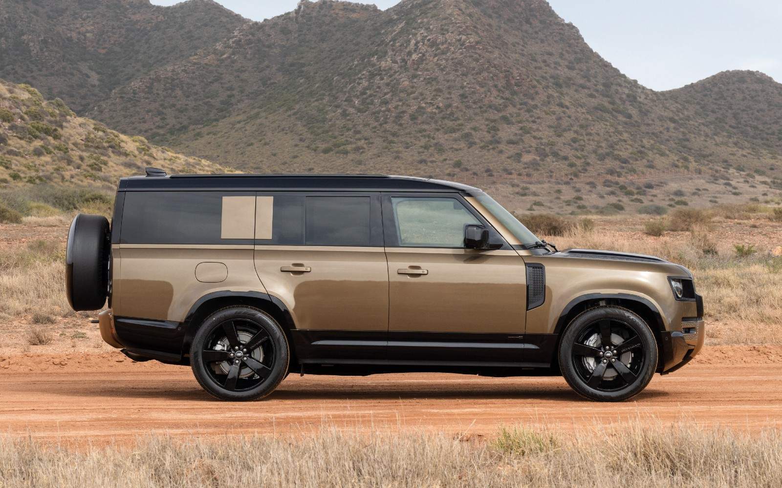 Land Rover Defender 130 immagine 1
